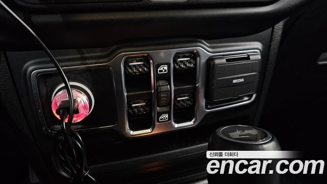 Jeep Wrangler 2021 — photo 34