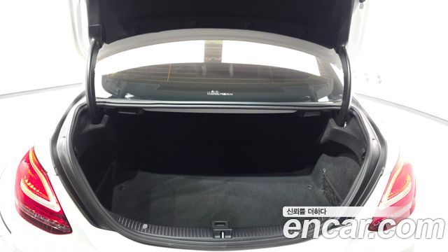 Mercedes-Benz C-Class 2019 — photo 16
