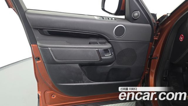 Land Rover Discovery 2019 — photo 14