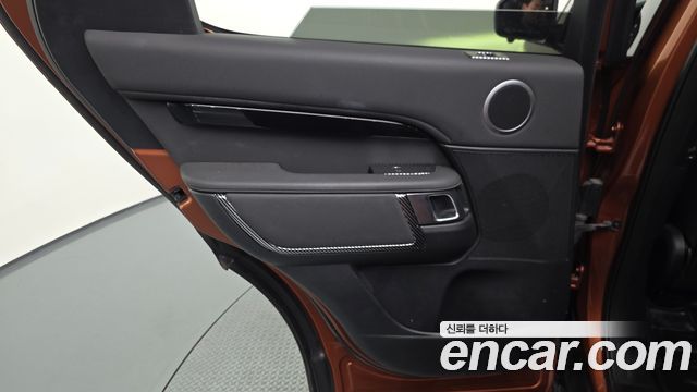 Land Rover Discovery 2019 — photo 15