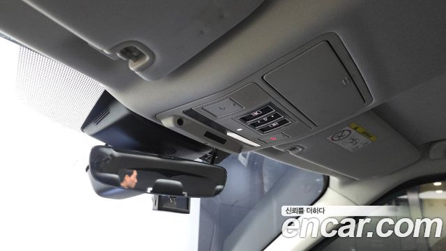 Land Rover Discovery 2019 — photo 31