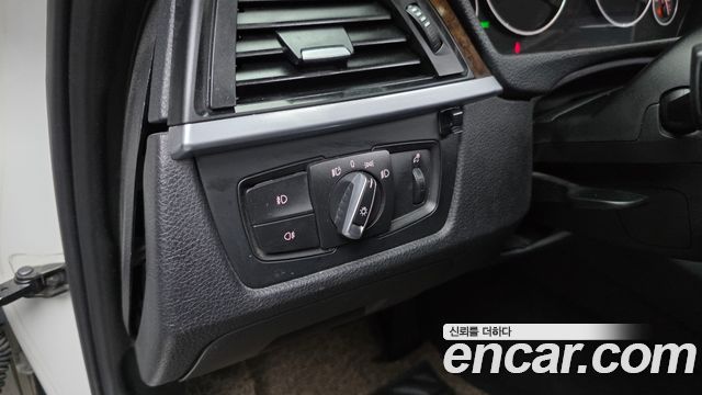 BMW 3-Series 2012 — photo 18