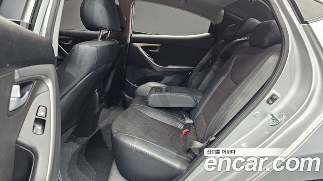 Hyundai AVANTE 2016 — photo 17