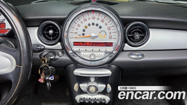 Mini Cooper Convertible 2010 — photo 14