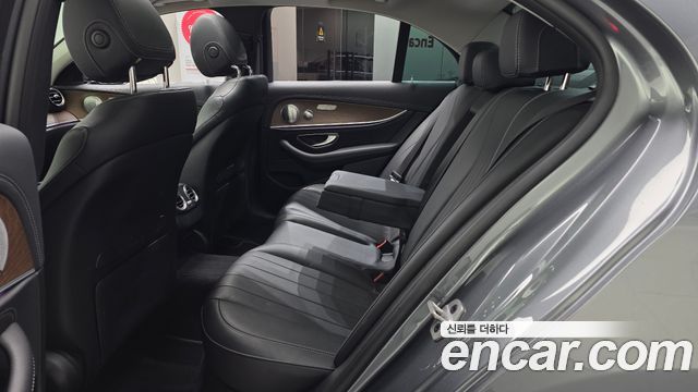 Mercedes-Benz E-Class 2019 — photo 12