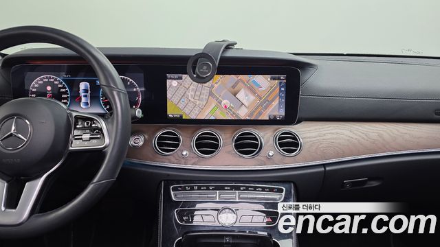 Mercedes-Benz E-Class 2019 — photo 14