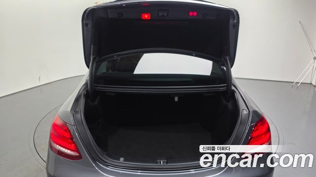 Mercedes-Benz E-Class 2019 — photo 20