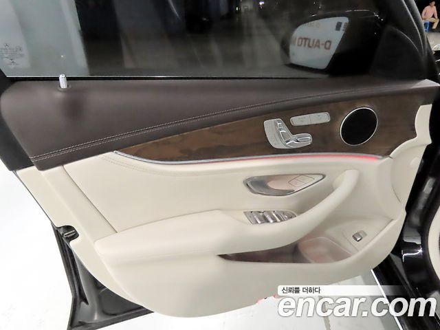 Mercedes-Benz E-Class 2017 — photo 14