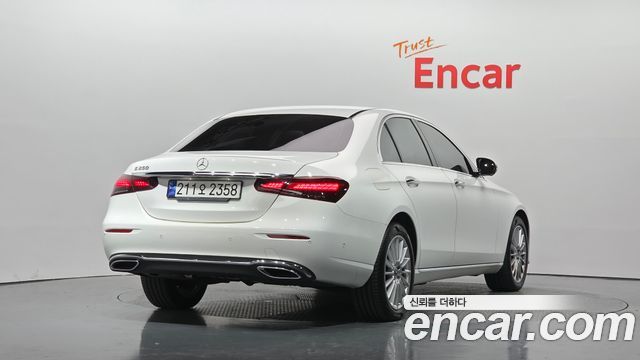 Mercedes-Benz E-Class 2023 — photo 2