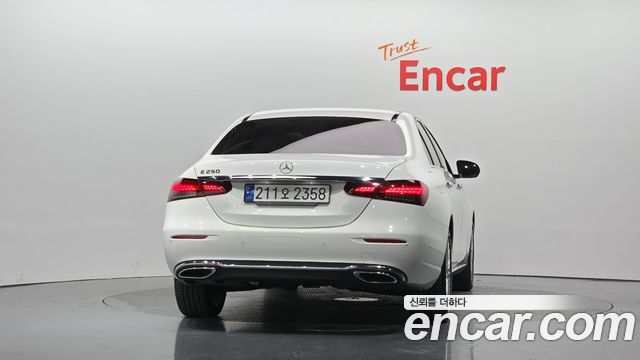 Mercedes-Benz E-Class 2023 — photo 4