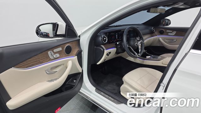 Mercedes-Benz E-Class 2023 — photo 13