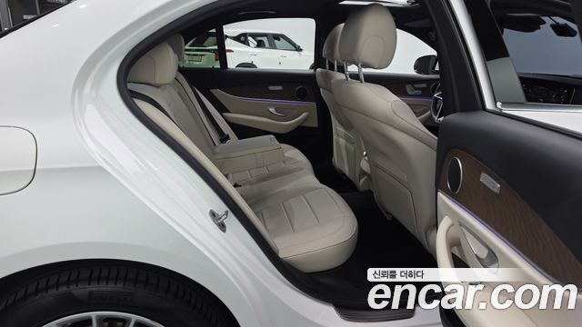 Mercedes-Benz E-Class 2023 — photo 17