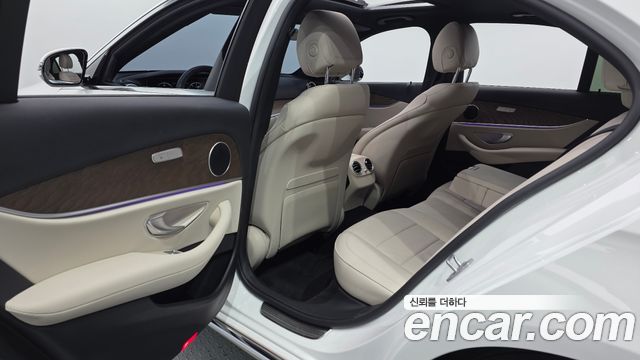 Mercedes-Benz E-Class 2023 — photo 18