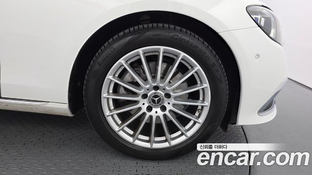 Mercedes-Benz E-Class 2023 — photo 7