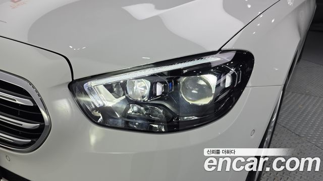 Mercedes-Benz E-Class 2023 — photo 8