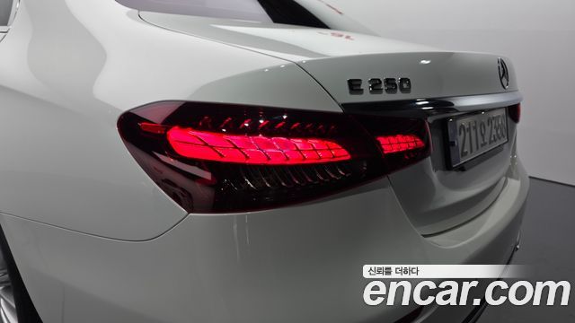 Mercedes-Benz E-Class 2023 — photo 9