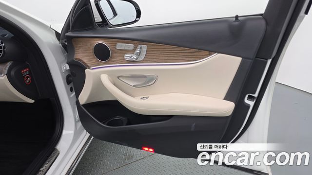 Mercedes-Benz E-Class 2023 — photo 14