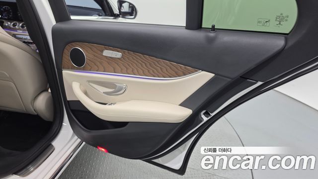 Mercedes-Benz E-Class 2023 — photo 15