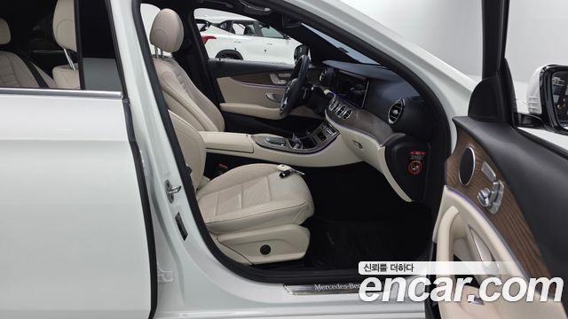 Mercedes-Benz E-Class 2023 — photo 16