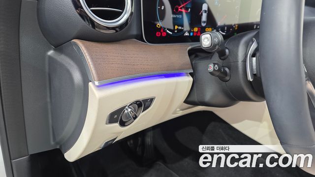 Mercedes-Benz E-Class 2023 — photo 28