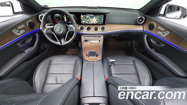 Mercedes-Benz E-Class 2023 — photo 10