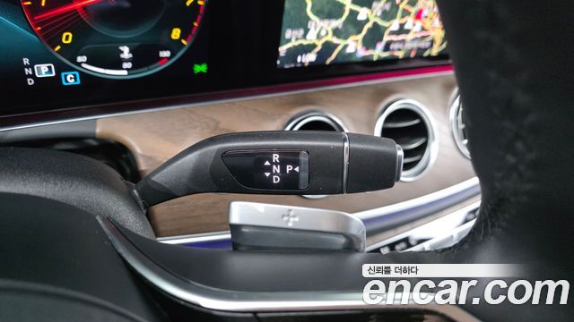 Mercedes-Benz E-Class 2023 — photo 12