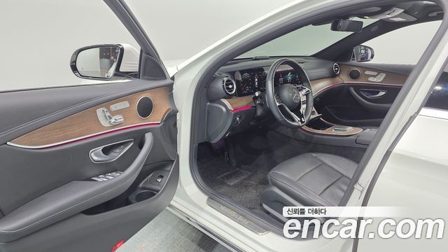 Mercedes-Benz E-Class 2023 — photo 13