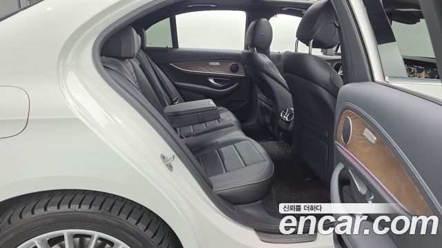 Mercedes-Benz E-Class 2023 — photo 17