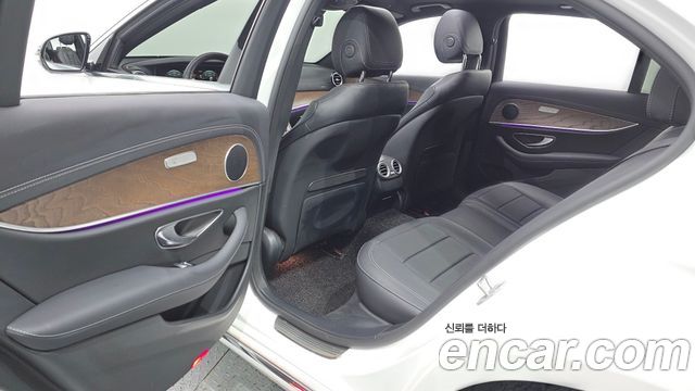 Mercedes-Benz E-Class 2023 — photo 18