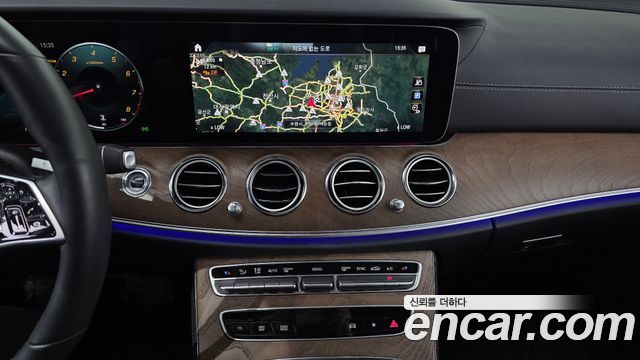 Mercedes-Benz E-Class 2023 — photo 19