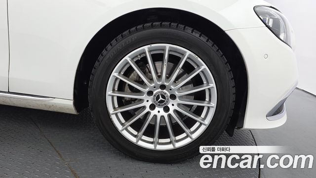 Mercedes-Benz E-Class 2023 — photo 7