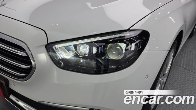 Mercedes-Benz E-Class 2023 — photo 8