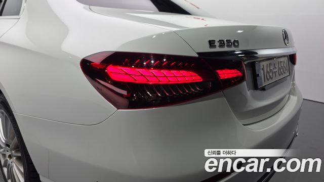 Mercedes-Benz E-Class 2023 — photo 9