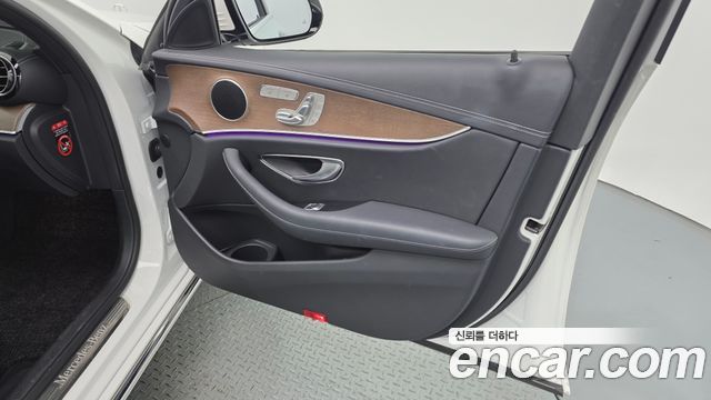 Mercedes-Benz E-Class 2023 — photo 14