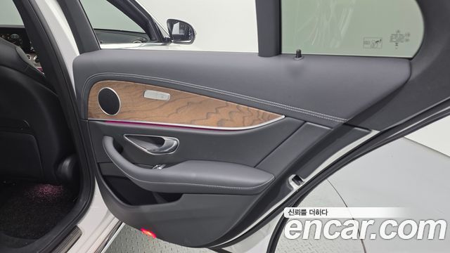 Mercedes-Benz E-Class 2023 — photo 15
