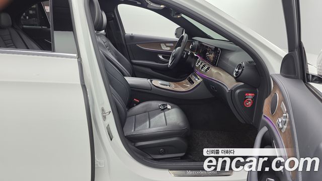 Mercedes-Benz E-Class 2023 — photo 16