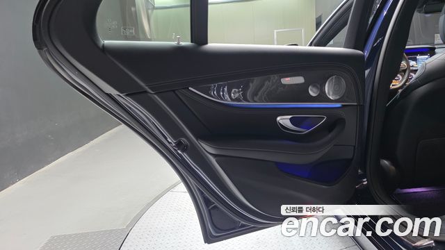 Mercedes-Benz E-Class 2019 — photo 15