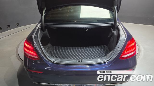Mercedes-Benz E-Class 2019 — photo 34