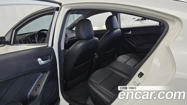 Kia K3 2015 — photo 17