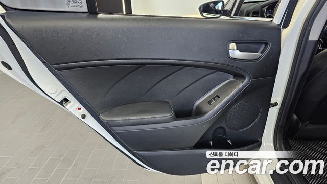 Kia K3 2015 — photo 15