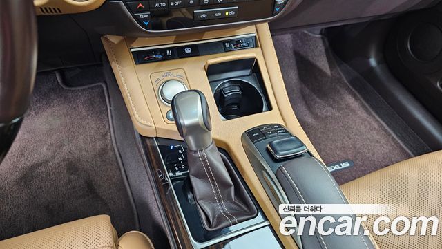Lexus ES 2017 — photo 9