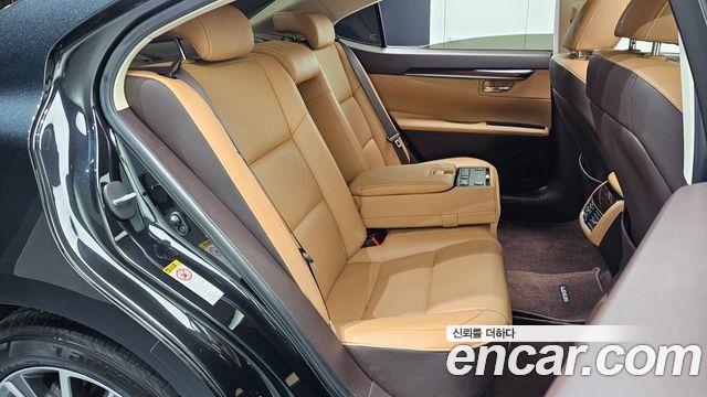 Lexus ES 2017 — photo 11