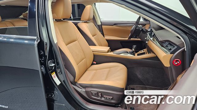 Lexus ES 2017 — photo 12