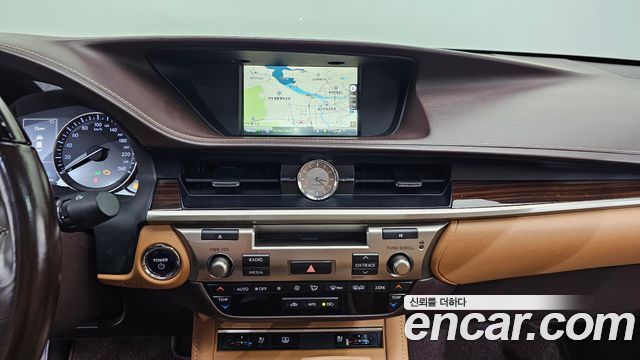 Lexus ES 2017 — photo 14
