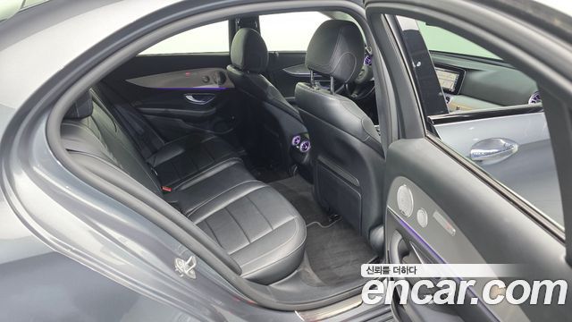 Mercedes-Benz E-Class 2017 — photo 12