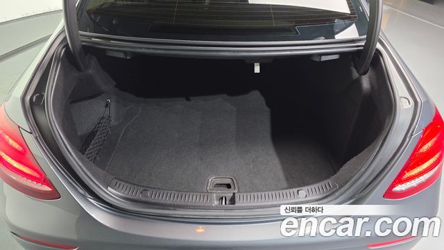 Mercedes-Benz E-Class 2017 — photo 20