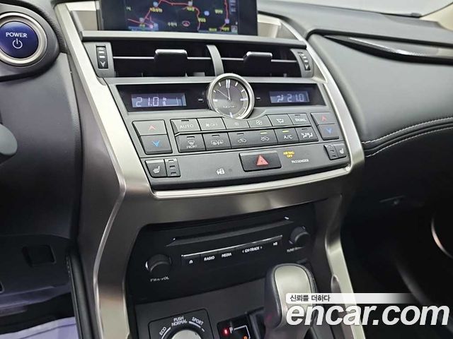 Lexus NX 2016 — photo 10