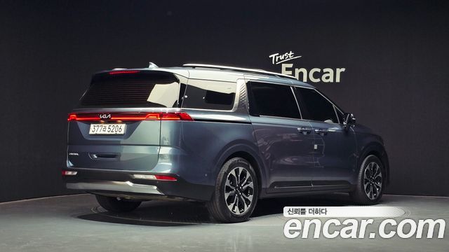 Kia Canival 2023 — photo 2