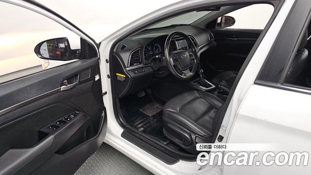 Hyundai AVANTE 2016 — photo 13