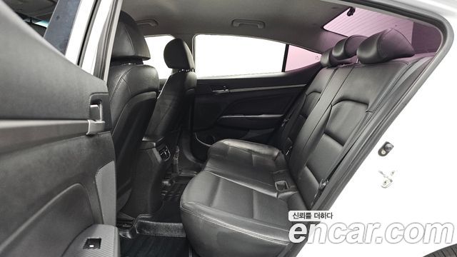Hyundai AVANTE 2016 — photo 17